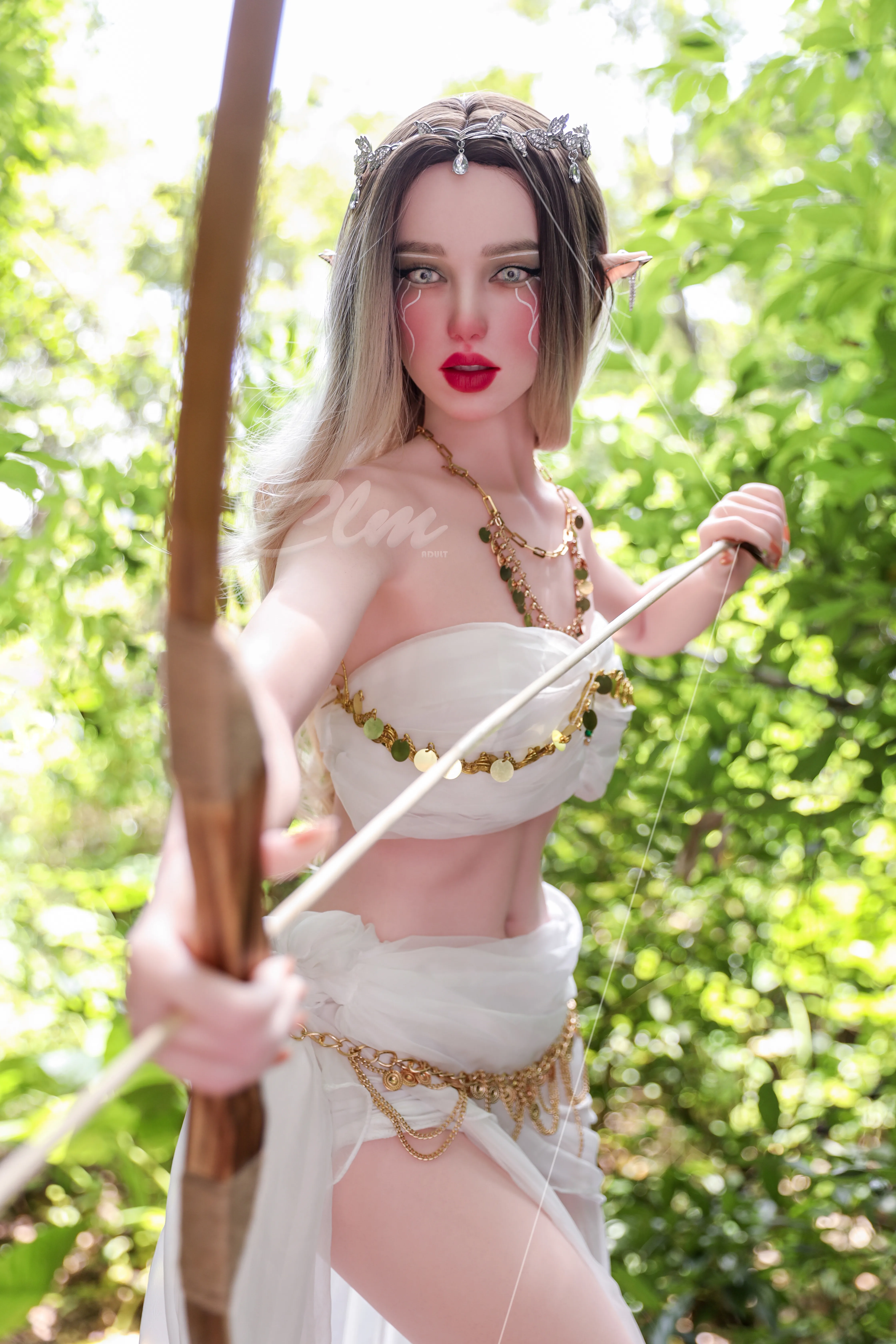 一位身穿白色轻盈服装的女弓箭手，手持弓箭，身后是绿色植物背景。